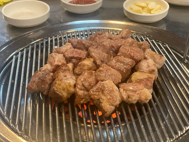 연탄불 위에서 익어가는 근고기