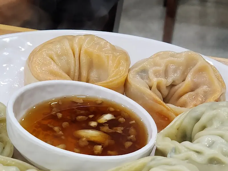 촉촉하고 윤기가 흐르는 만두