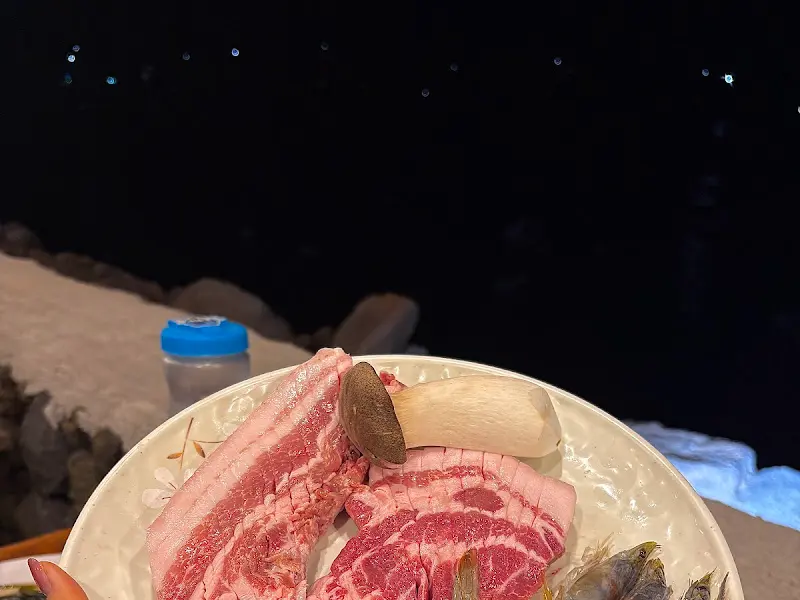 노릇하게 구워진 흑돼지 오겹살과 목살