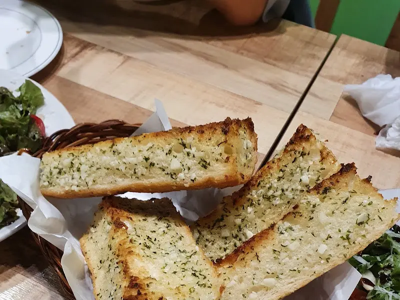 바구니에 담긴 마늘빵