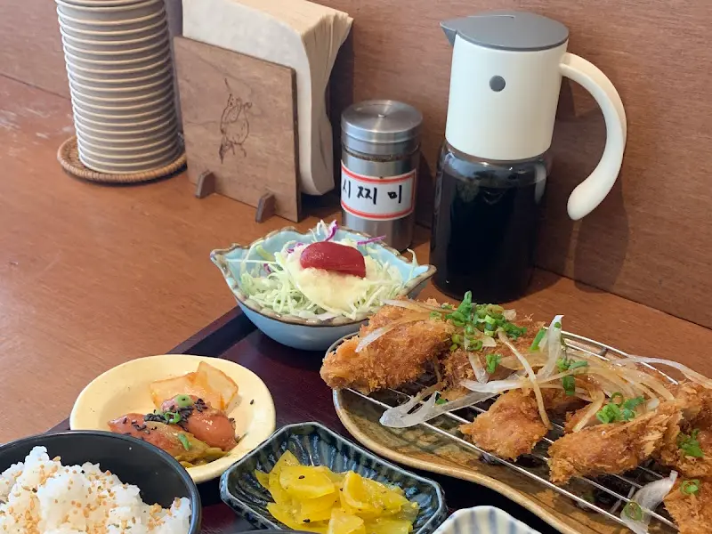 장어덮밥과 토리카츠 정식 한 상 차림