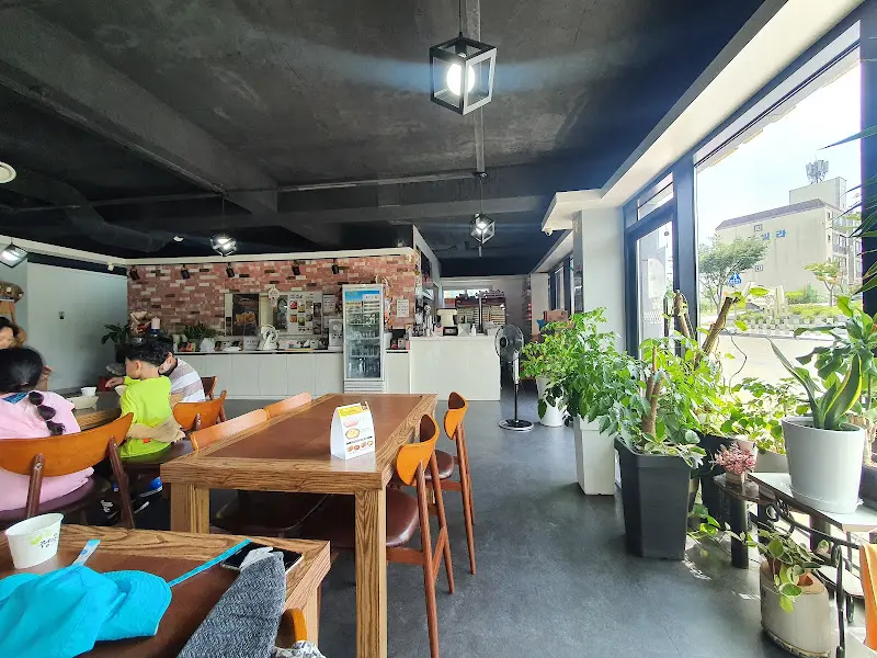 넓고 깨끗한 식당 내부