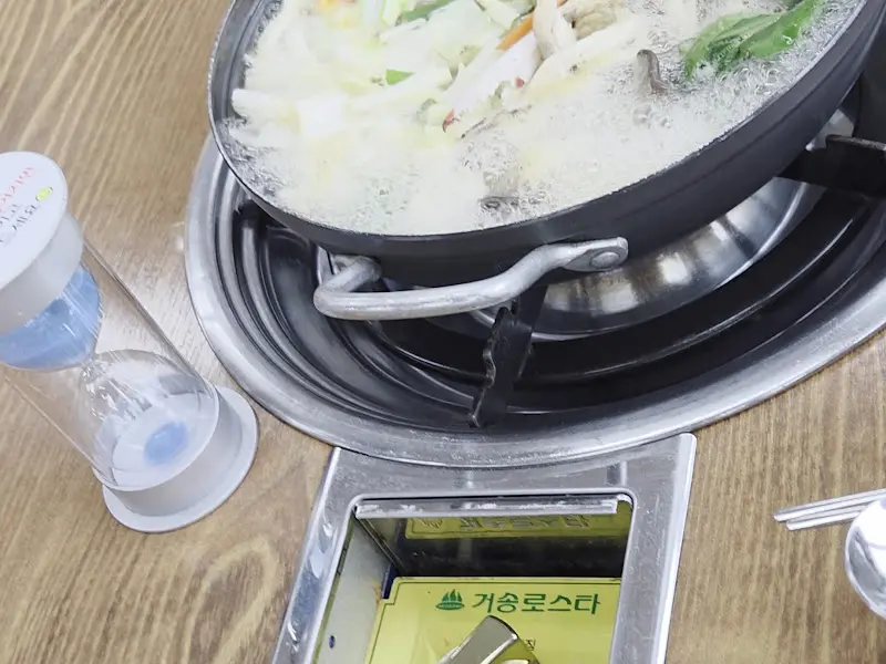 칼제비 끓이는 모습