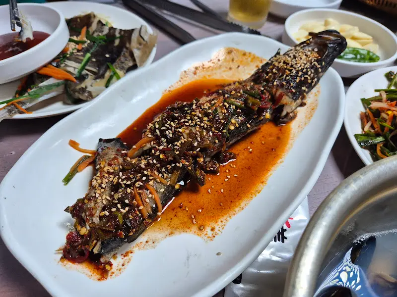 윤기가 흐르는 홍어찜