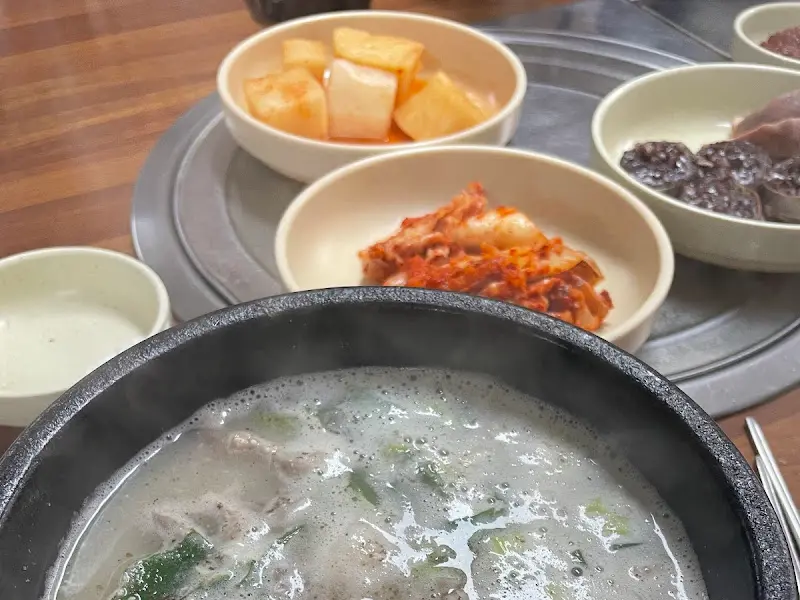 순대국밥과 반찬 전체샷