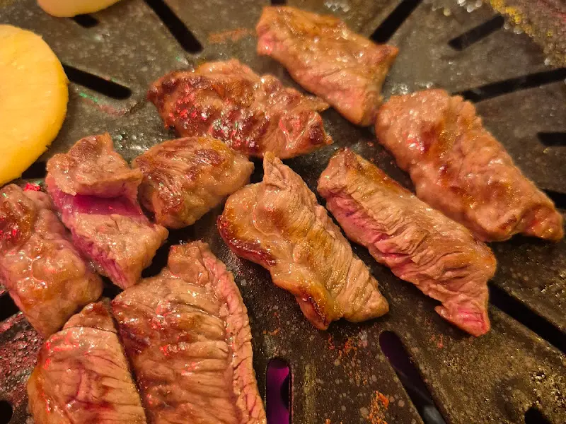 불판 위에서 익어가는 고기