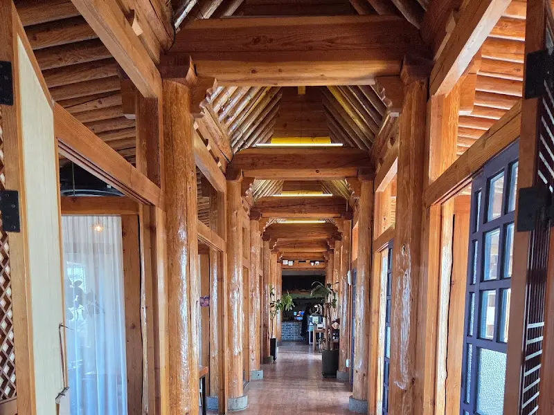 카페 내부의 한옥 구조