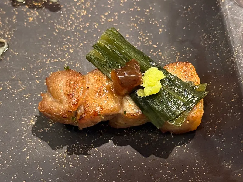 노릇하게 구워진 삼겹살 한 점