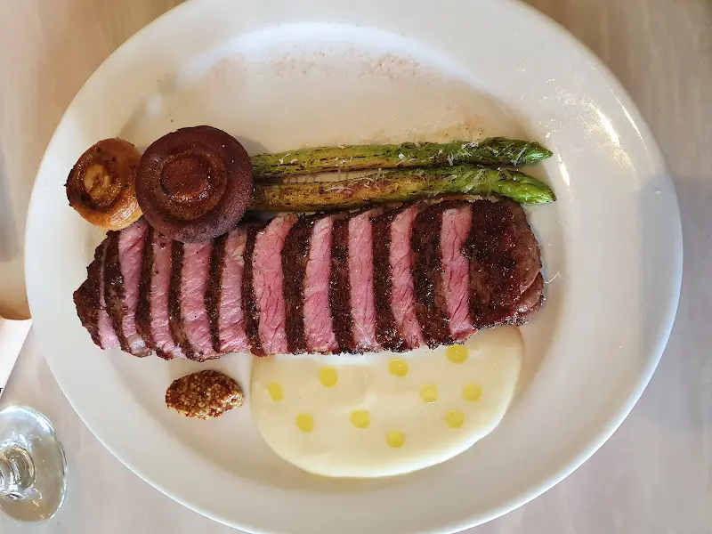 잘 구워진 스테이크