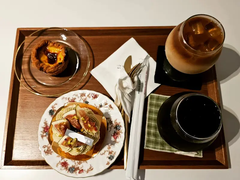 에그타르트와 핸드드립 커피 한 상 차림