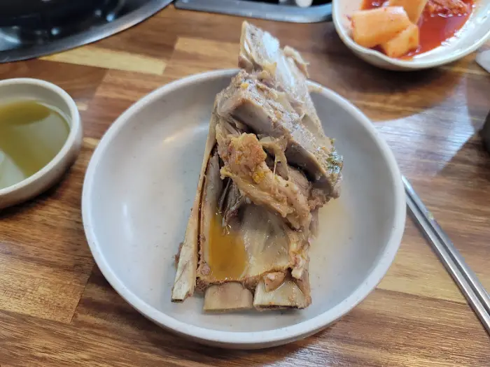 뼈다귀에 붙은 푸짐한 살코기