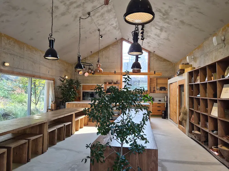 카페 내부. 높은 층고와 테이블 배치가 인상적이다.