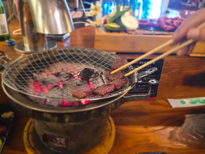 화로 위에서 구워지는 소고기