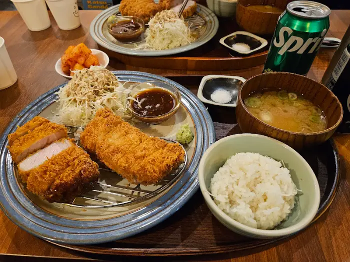 푸짐한 돈까스 한 상 차림