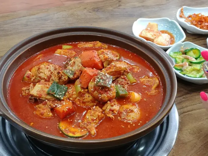 닭볶음탕 한 그릇과 반찬