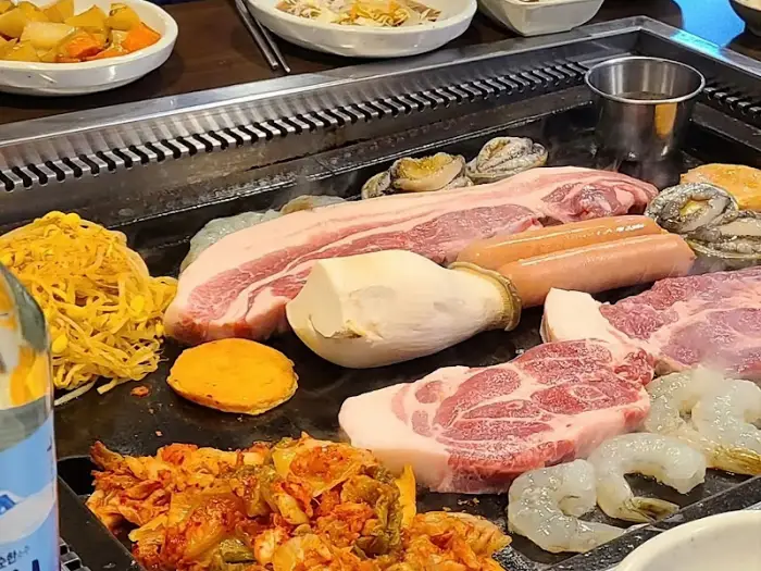 불판 위에 올라갈 준비가 된 재료들