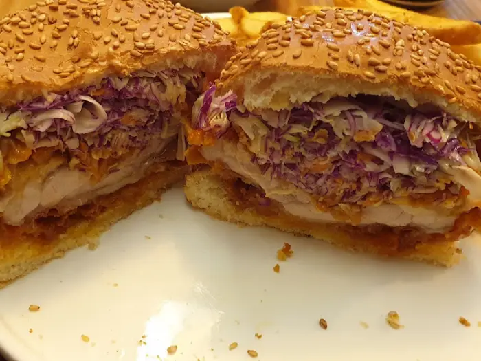 반으로 잘린 푸짐한 치킨 버거