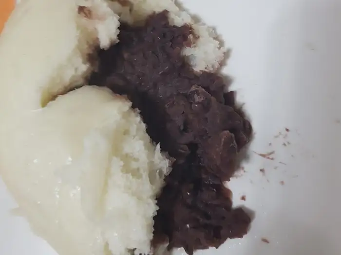 찐빵 속 팥소 근접 촬영