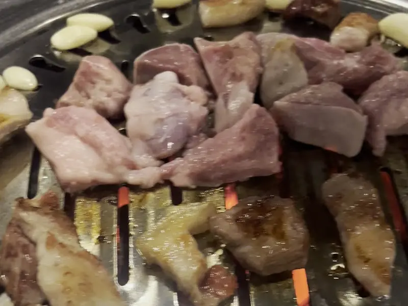 불판 위에서 익어가는 뒷고기