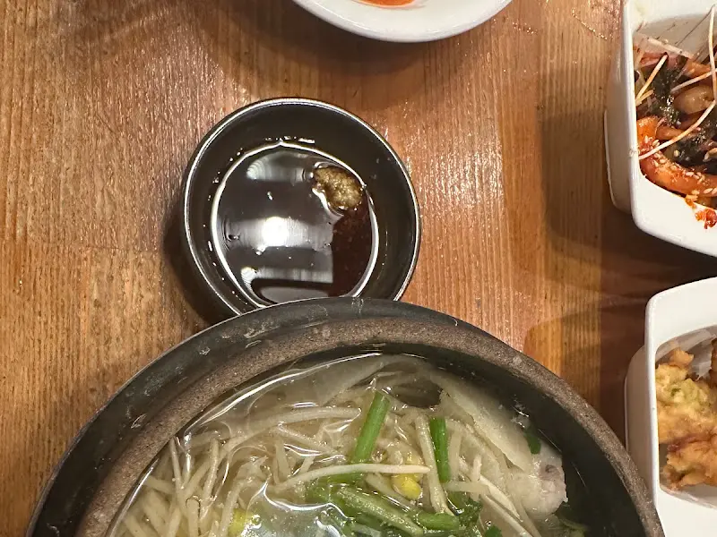 깔끔한 테이블 세팅과 기본 반찬