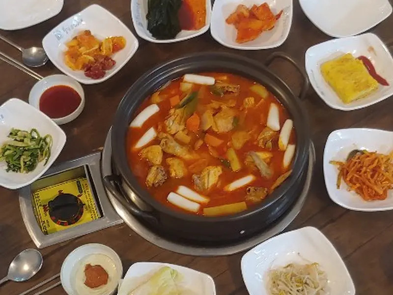 푸짐한 닭볶음탕과 반찬