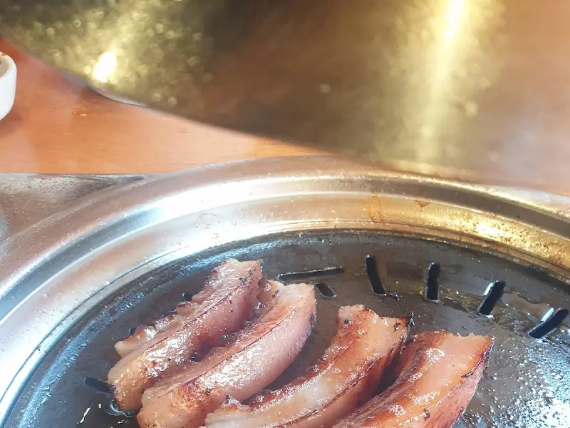 불판 위에서 익어가는 삼겹살