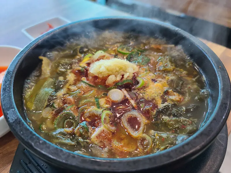 다진 마늘이 올려진 해장국