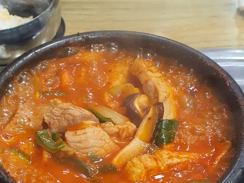 보글보글 끓고 있는 김치찌개
