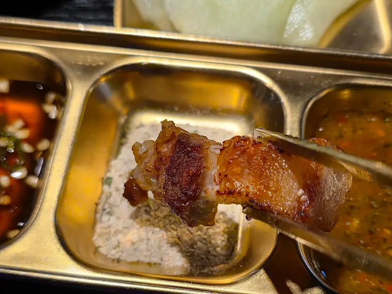 태국식 맬젓에 찍어 먹는 오겹살