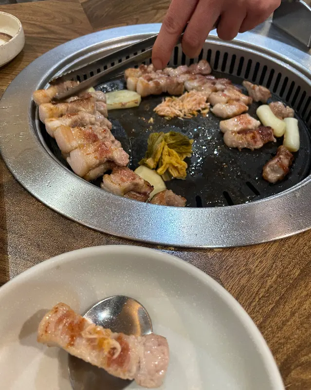 직원이 직접 구워주는 맛찬들 삼겹살