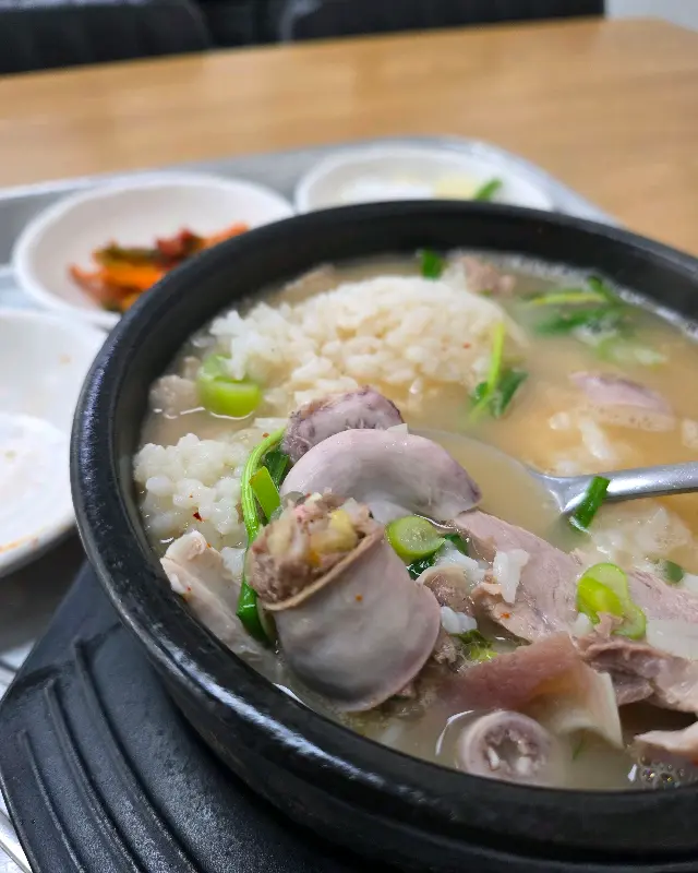 돼지고기와 순대가 푸짐한 국밥