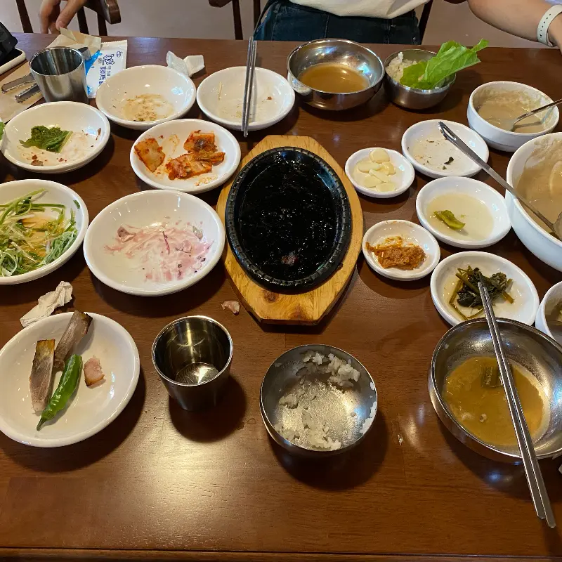 깔끔하게 비워진 식탁