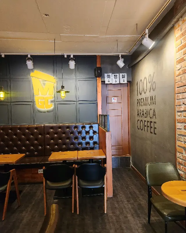 메가커피 가평점 내부