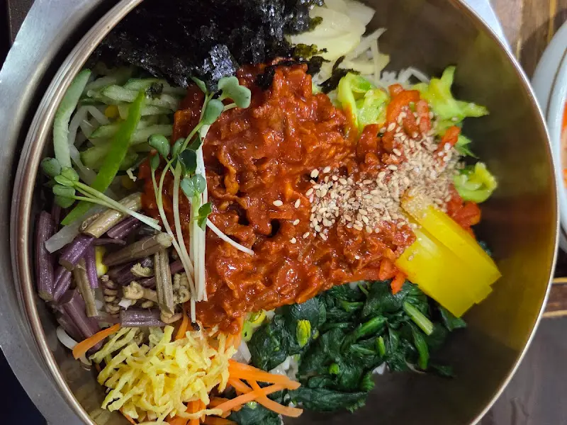 비벼진 육회 비빔밥