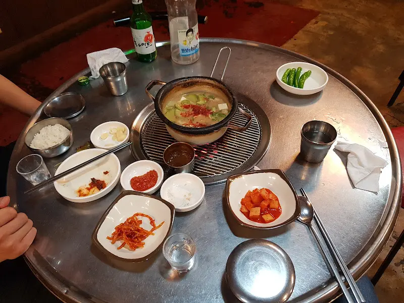 연탄불 위에서 끓고 있는 된장찌개