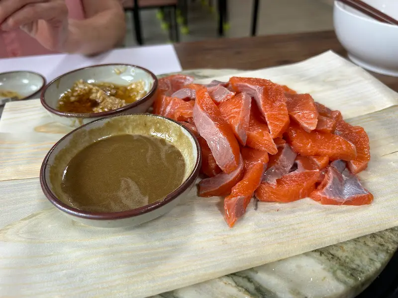 윤기가 좔좔 흐르는 송어회