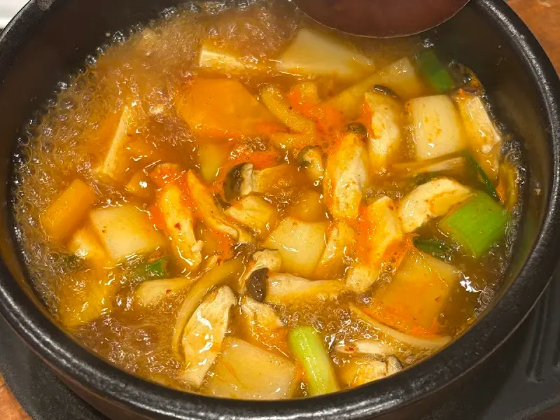 얼큰하고 칼칼한 김치찌개