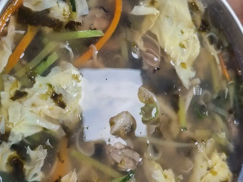 기본 칼국수의 맑고 시원한 국물