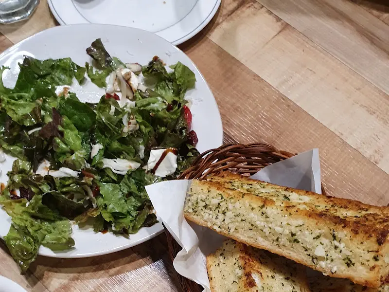 샐러드와 마늘빵