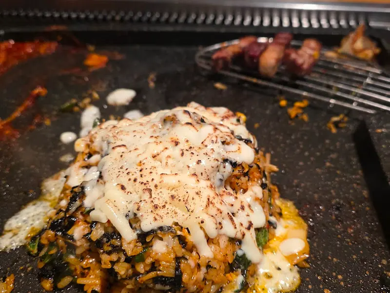 치즈가 녹아내리는 볶음밥