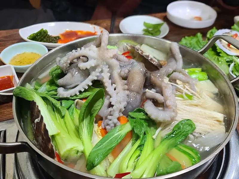 싱싱한 해산물과 채소가 어우러진 연포탕