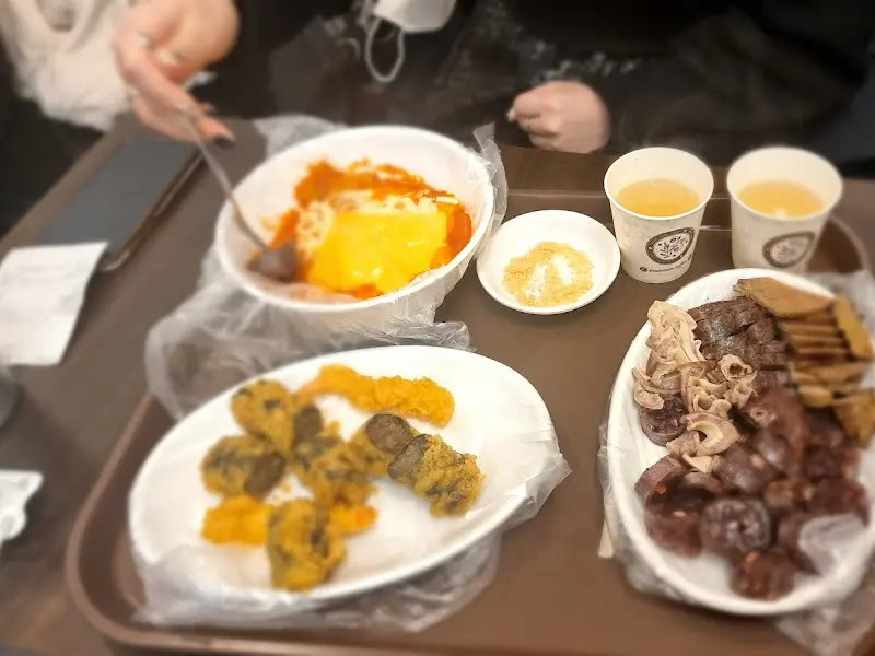 떡볶이, 튀김, 순대, 어묵이 놓여진 쟁반