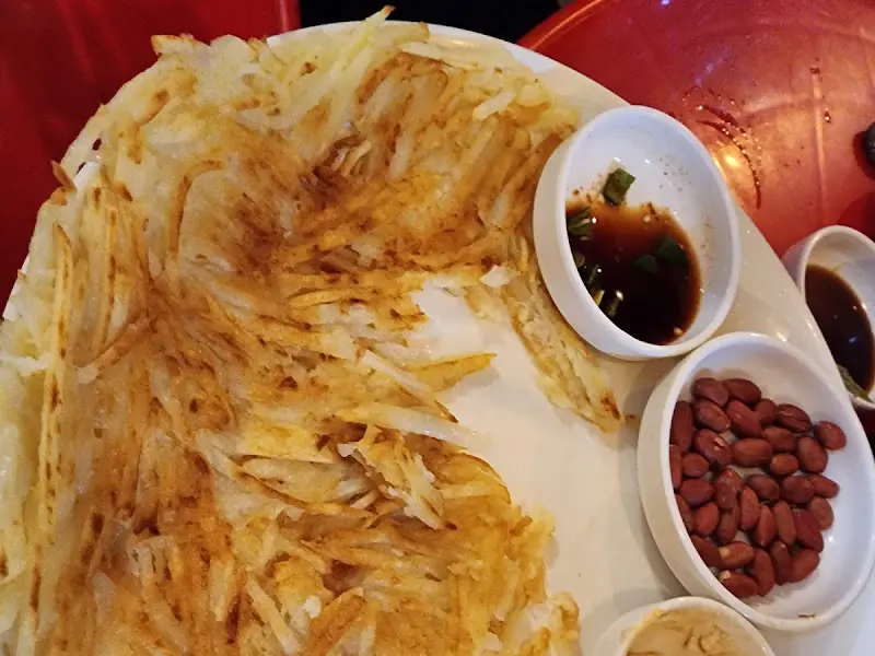 노릇하게 구워진 감자전