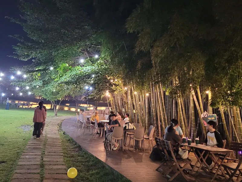 대나무 숲 옆 테이블에서 식사하는 사람들