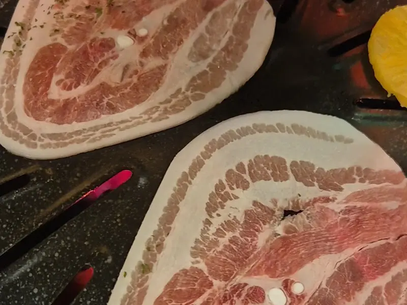 불판에 올려진 삼겹살