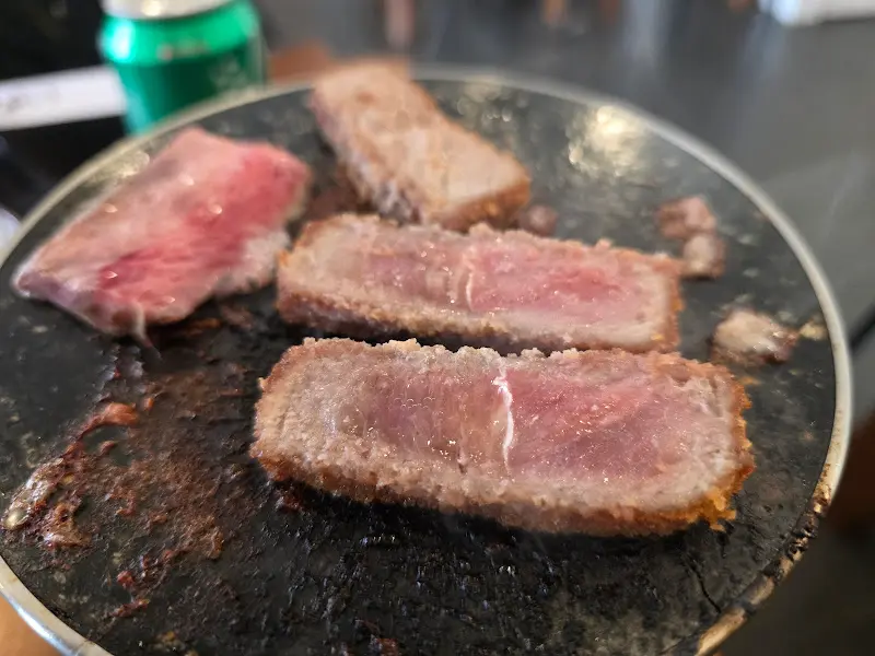 돌판 위에서 지글지글 익어가는 스테키