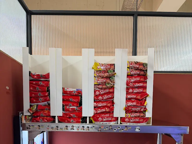 다양한 라면이 준비된 셀프 코너