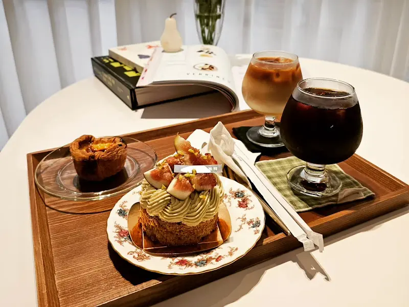 아름다운 플레이팅의 디저트와 커피