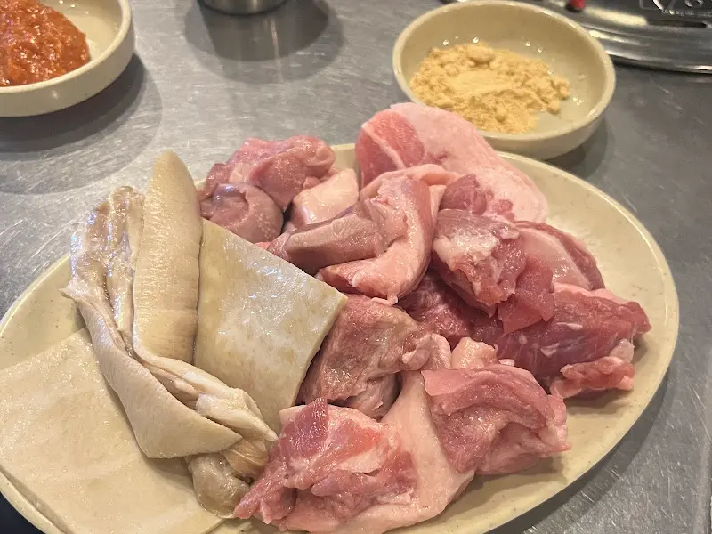 다채로운 곁들임 메뉴와 뒷고기