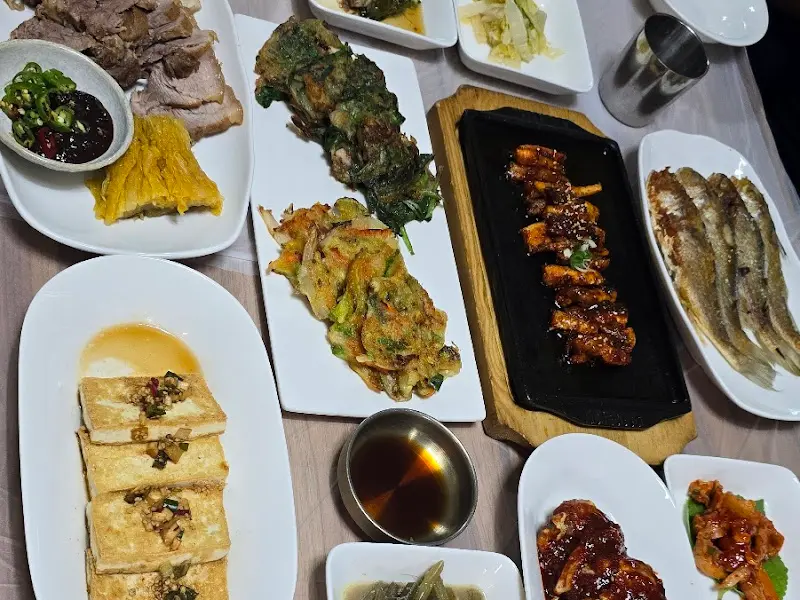 다채로운 반찬 구성